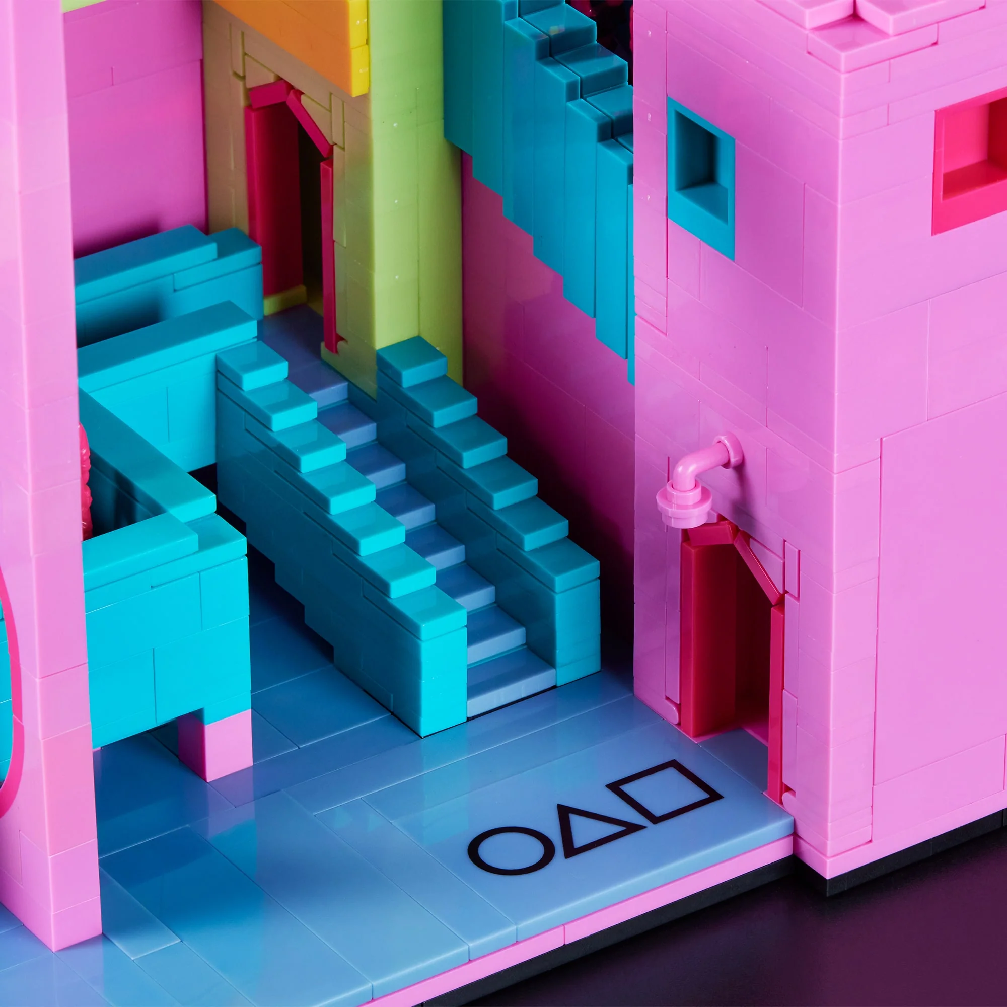 MEGA Squid Game Staircase Collector Building Set - Image 5